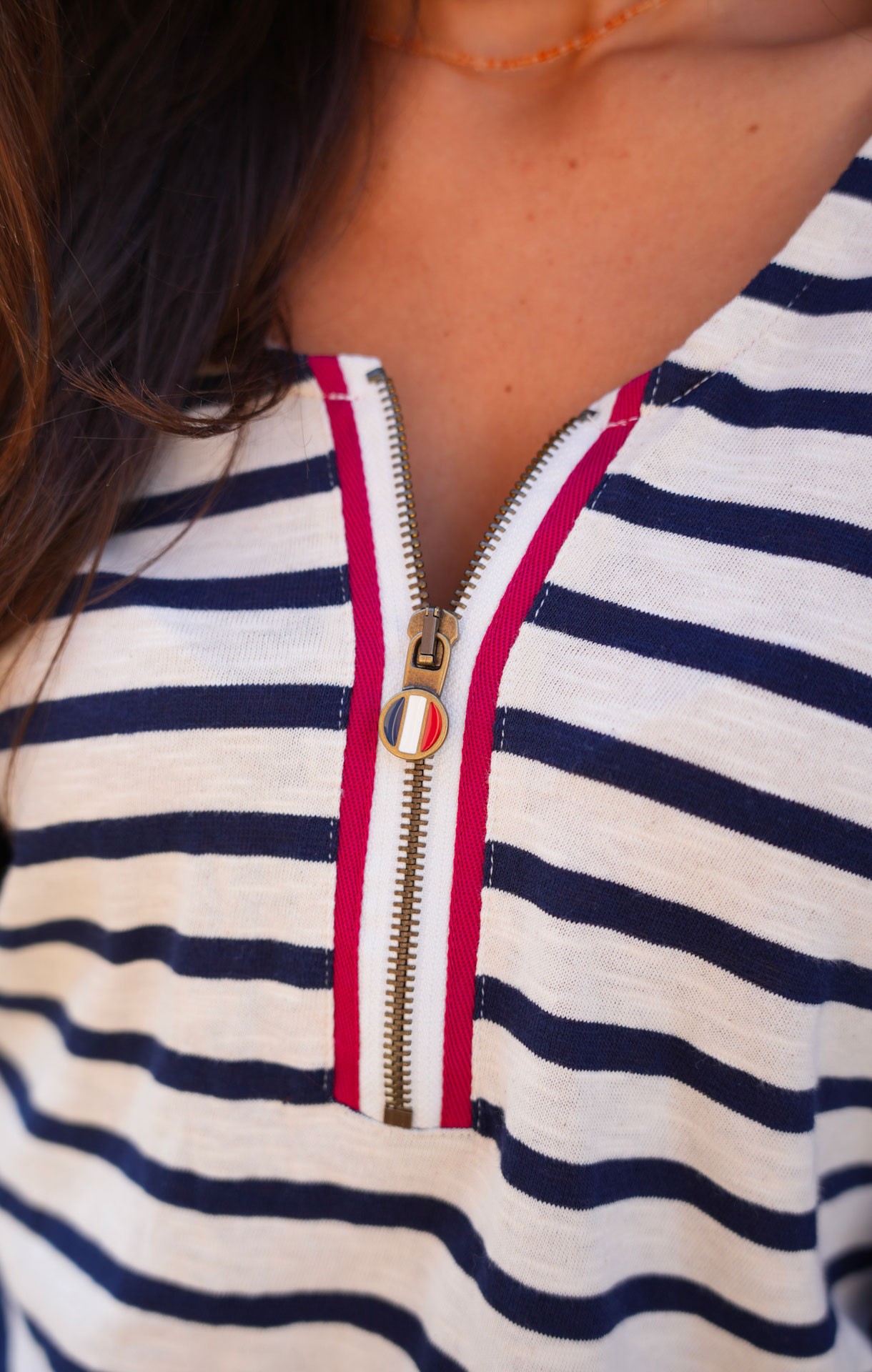 Pull bleu marine à manches courtes rayé avec blason nautique